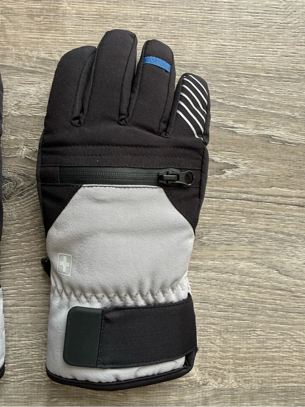 Kids’ Unisex S/M Insulated Black and Light Gray Winter Gloves Zippered Pocket